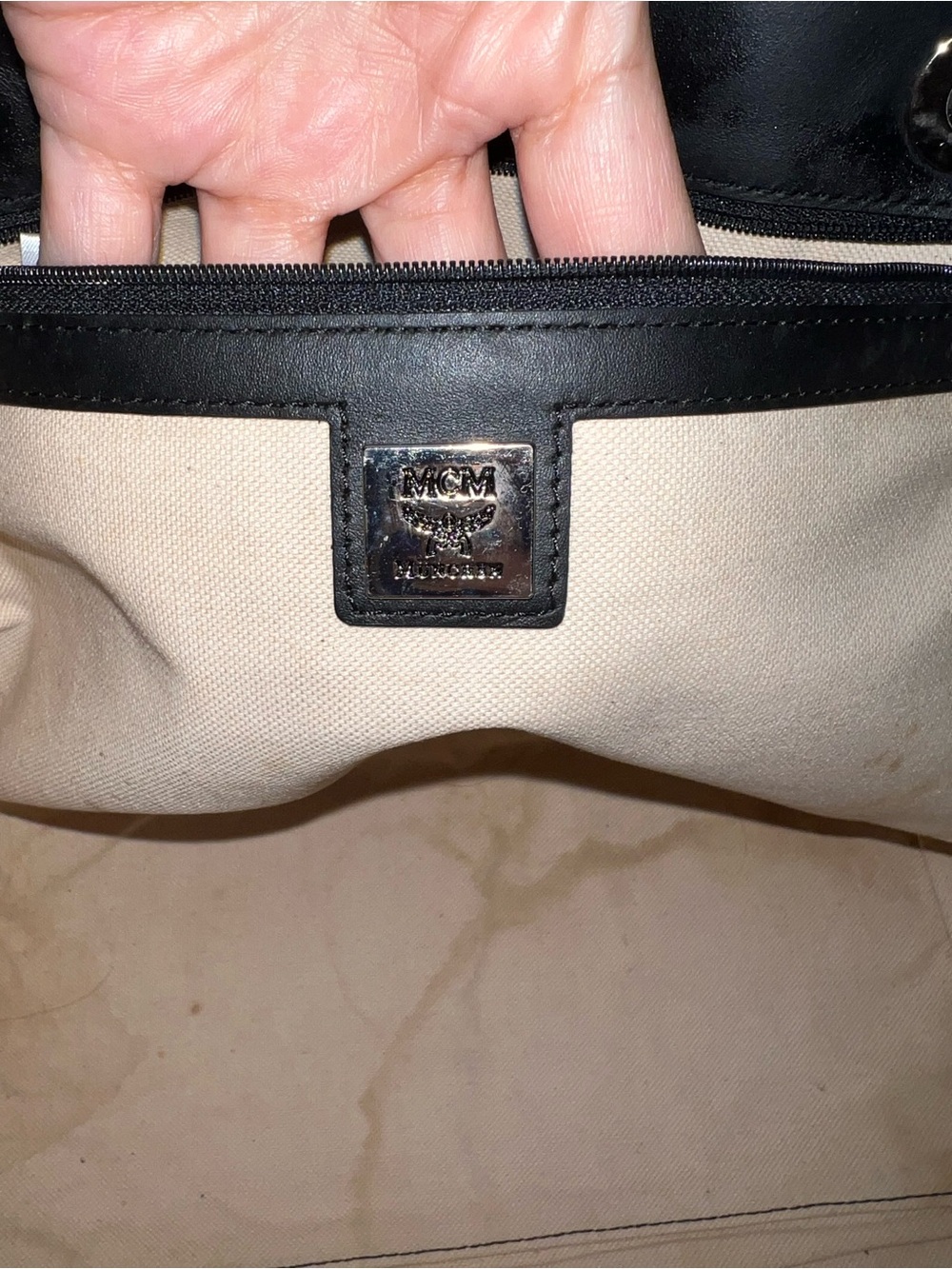 AUTH MCM WHITE TOTE - Picture 4 of 16